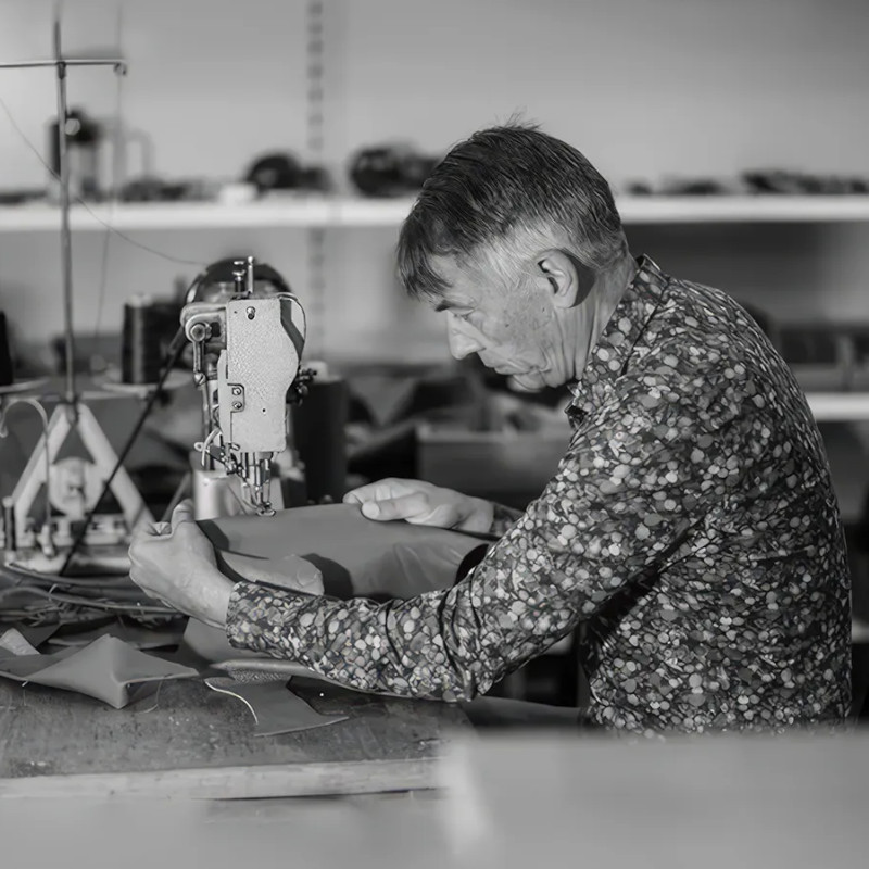 Peter Brauer bei der Arbeit an einer N&auml;hmaschiene